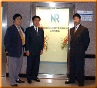 《左より当社営業部張氏、建部氏、阿比留社長》